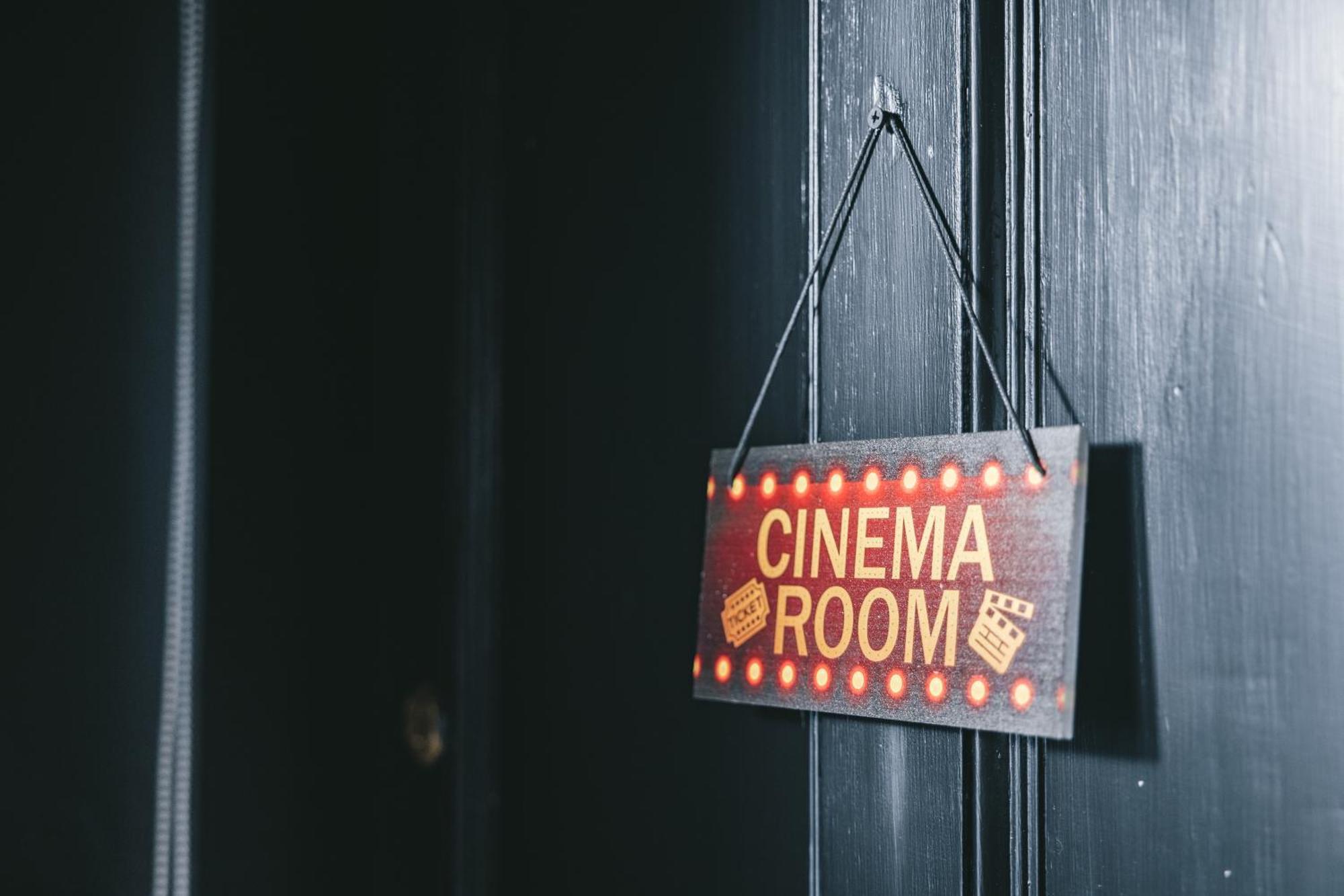 House With A Cinema And Games Room, Sleeps 17 شروزبري المظهر الخارجي الصورة